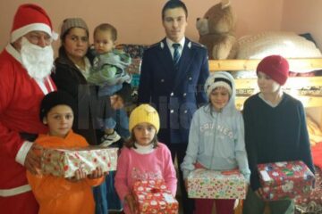 Polițiștii au fost Moș Crăciun pentru 100 de copii