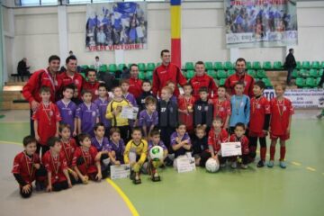 Gică Popescu i-a premiat pe câștigătorii Cupei „Moș Crăciun” de la Suceava