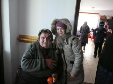 Elevi din Plopeni, în vizită la azilul din Bogdănești