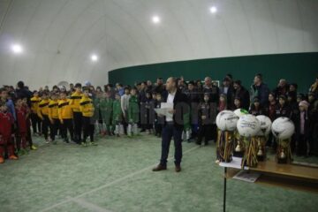 Gică Popescu i-a premiat pe câștigătorii Cupei „Moș Crăciun” de la Suceava
