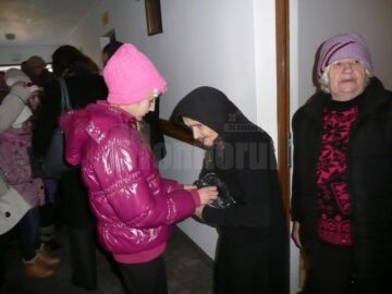 Elevi din Plopeni, în vizită la azilul din Bogdănești
