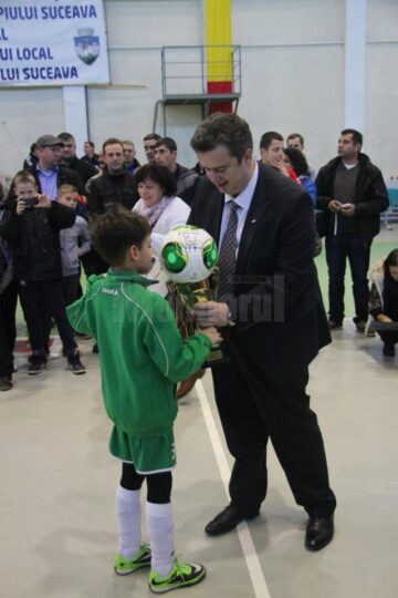 Gică Popescu i-a premiat pe câștigătorii Cupei „Moș Crăciun” de la Suceava