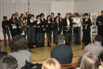 „In memoriam eroilor revoluției române și martirilor din închisorile comuniste”