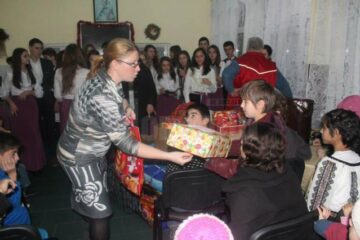 „Un Crăciun pentru fiecare”, acțiune caritabilă inițiată de elevii și profesorii Liceului Tehnologic „Ion Nistor” Vicovu de Sus