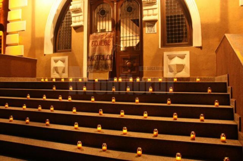 „In memoriam eroilor revoluției române și martirilor din închisorile comuniste”