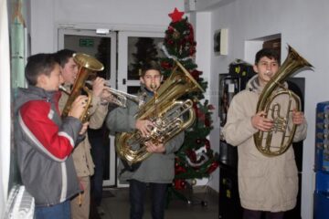 Tineri rădăuțeni, elevi ai Colegiului de Muzică „George Enescu” București, au colindat Monitorul de Suceava
