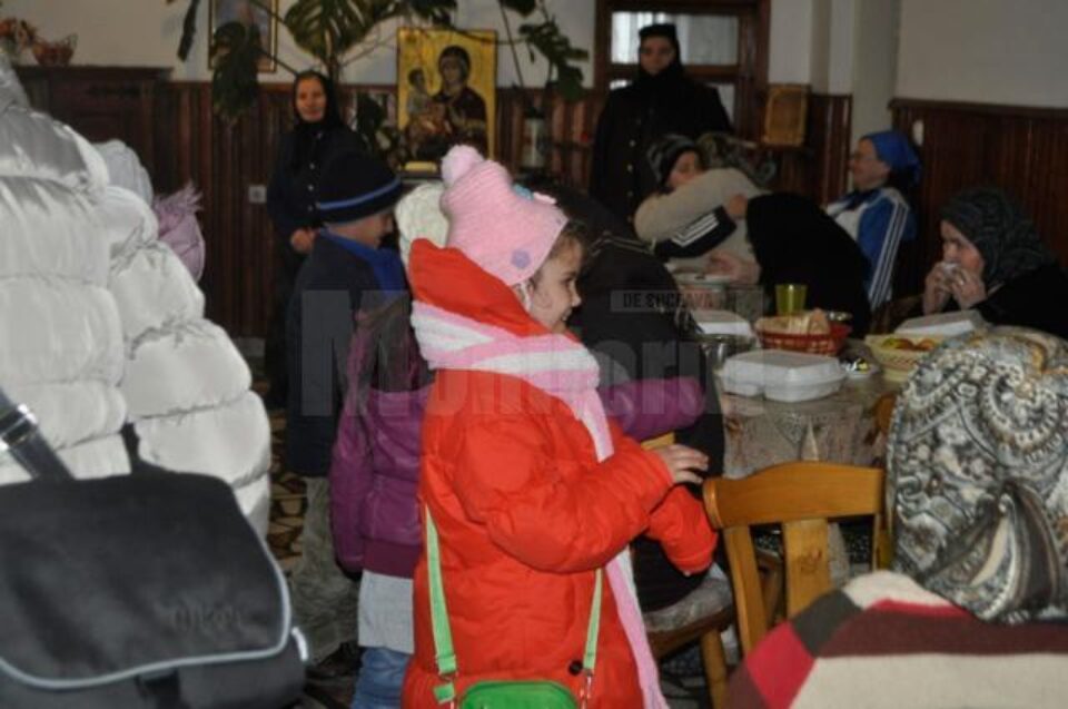 Elevii Școlii Gimnaziale Salcea au colindat Căminul de bătrâni “Sfântul Ioan cel Nou” Suceava