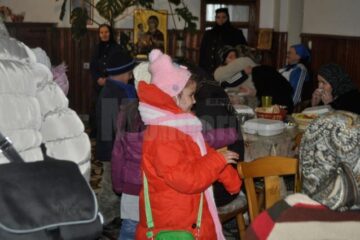 Elevii Școlii Gimnaziale Salcea au colindat Căminul de bătrâni “Sfântul Ioan cel Nou” Suceava