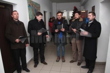 Colindători din corul Mănăstirii „Sf. Ioan cel Nou”, la Monitorul de Suceava