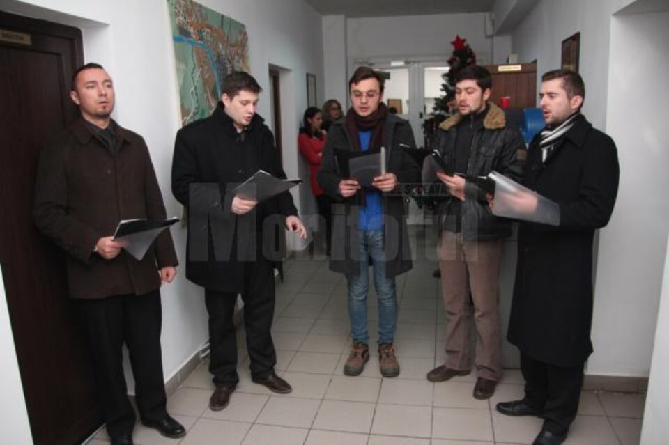 Colindători din corul Mănăstirii „Sf. Ioan cel Nou”, la Monitorul de Suceava