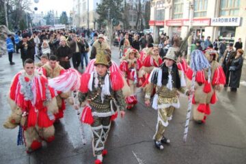 Câteva zeci de formații de urători vor participa la ediția de anul acesta a paradei obiceiurilor de iarnă