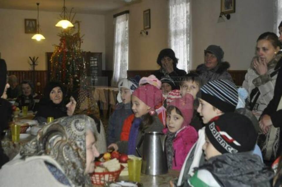 Elevii Școlii Gimnaziale Salcea au colindat Căminul de bătrâni “Sfântul Ioan cel Nou” Suceava