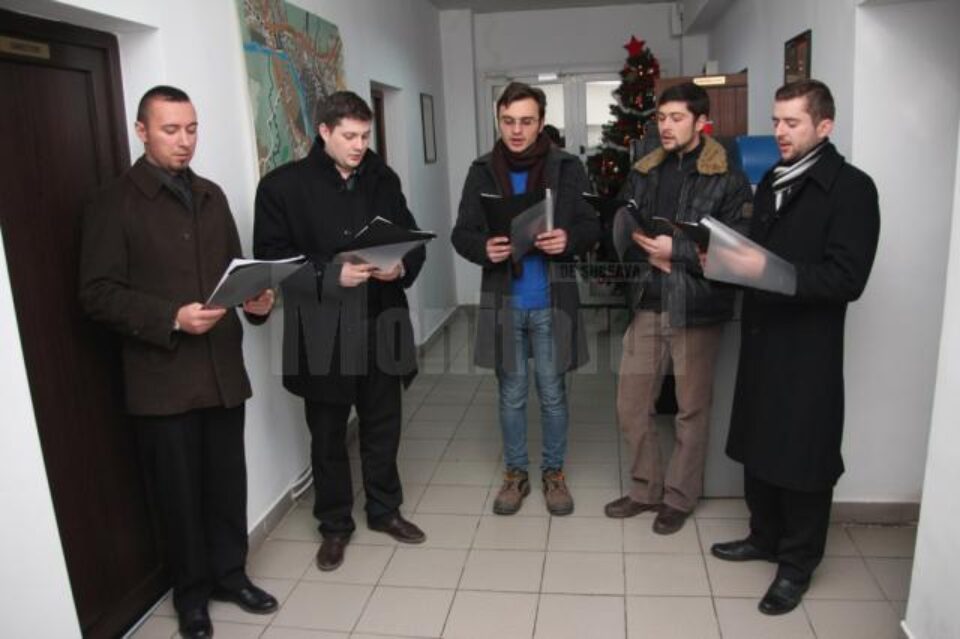 Colindători din corul Mănăstirii „Sf. Ioan cel Nou”, la Monitorul de Suceava