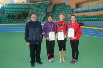 Antrenorul Toader Flămând alături de cele trei sportive pe care le pregătește la LPS Suceava