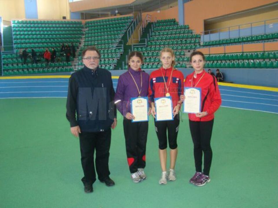 Antrenorul Toader Flămând alături de cele trei sportive pe care le pregătește la LPS Suceava Antrenorul Toader Flămând alături de cele trei sportive pe care le pregătește la LPS Suceava