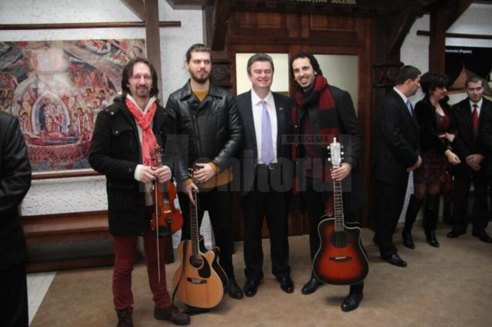 Membrii trupei Hara au colindat ieri Consiliul Județean Suceava