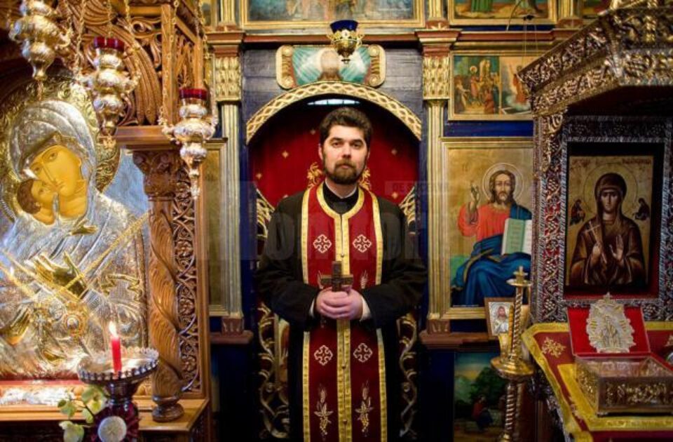 Preotul are una dintre cele mai mici parohii din județ, la Hreațca, lângă Fălticeni