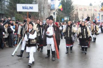 Peste 5.000 de persoane au participat la parada obiceiurilor de iarnă din Suceava