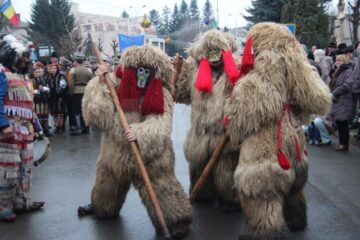 Jocul urșilor a fost admirat de sucevenii veniți la parada obiceiurilor