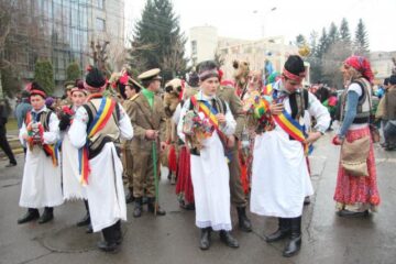Tinerii continuă să păstreze obiceiurile populare