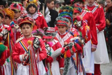 Peste 5.000 de persoane au participat la parada obiceiurilor de iarnă din Suceava