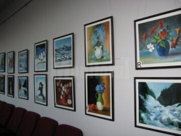 Vernisajul unei expoziții de pictură realizată de artistul plastic Radu Bercea