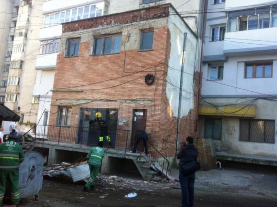 Bucăți din tencuiala fațadeii blocului s-au desprins peste copertina care s-a prăbușit chiar la intrarea în bloc Bucăți din tencuiala fațadeii blocului s-au desprins peste copertina care s-a prăbușit chiar la intrarea în bloc
