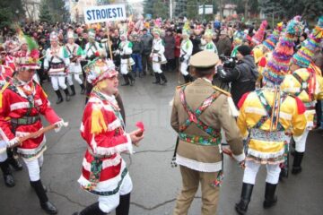 Peste 5.000 de persoane au participat la parada obiceiurilor de iarnă din Suceava