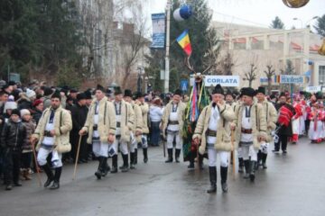 Peste 5.000 de persoane au participat la parada obiceiurilor de iarnă din Suceava
