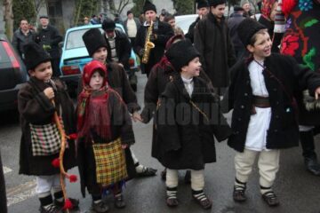 Peste 5.000 de persoane au participat la parada obiceiurilor de iarnă din Suceava