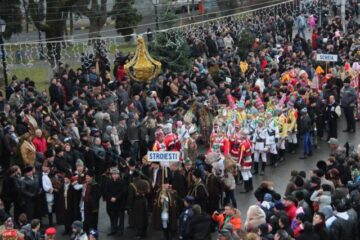 Peste 5.000 de persoane au participat la parada obiceiurilor de iarnă din Suceava