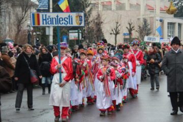 Peste 5.000 de persoane au participat la parada obiceiurilor de iarnă din Suceava