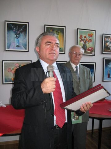 Vernisajul unei expoziții de pictură realizată de artistul plastic Radu Bercea