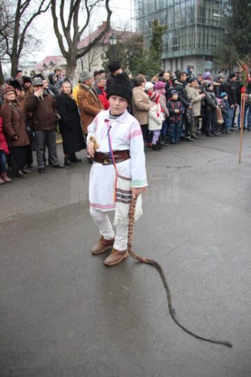 Peste 5.000 de persoane au participat la parada obiceiurilor de iarnă din Suceava