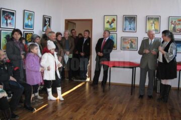 Vernisajul unei expoziții de pictură realizată de artistul plastic Radu Bercea