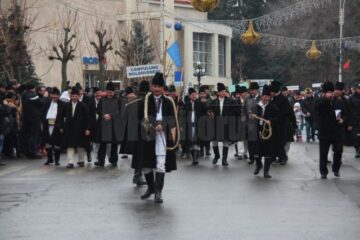 Peste 5.000 de persoane au participat la parada obiceiurilor de iarnă din Suceava