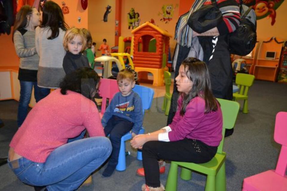 Membrii Clubului 41 Suceava nr. 6 au adus bucurie de sărbători copiilor de la Centrul de plasament „Colț Alb”