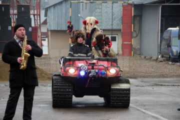 Mascații au descins la urat cu șenilata