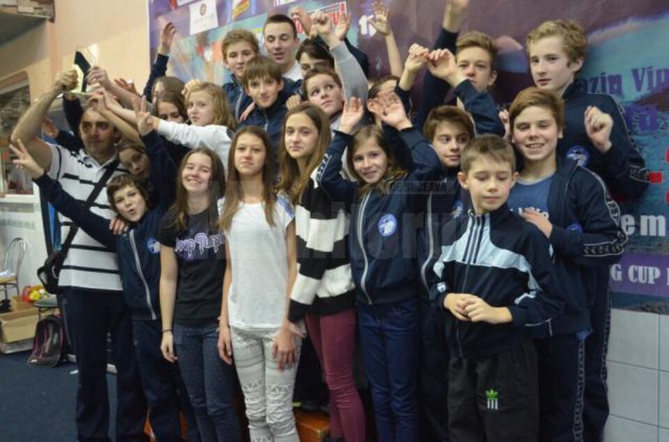 Antrenorul Cezar Moscaliuc alături de sportivi săi de la CSȘ 3 Suceava