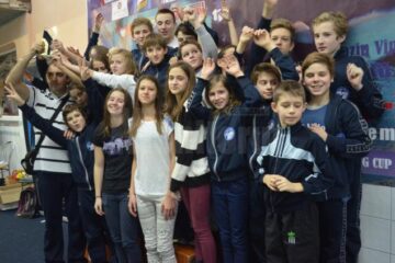 Antrenorul Cezar Moscaliuc alături de sportivi săi de la CSȘ 3 Suceava