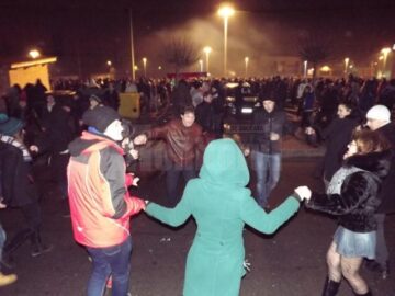Sucevenii au dansat pe ritmurile muzicii populare, la Revelionul în aer liber