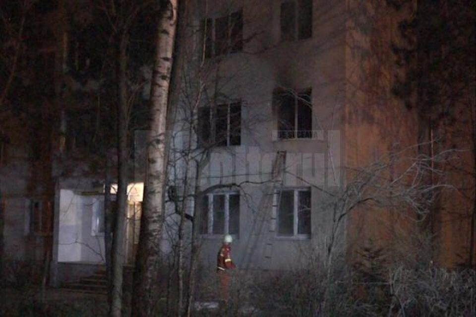 Blocul afectat de incendiu