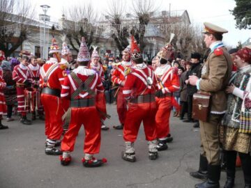 Fălticenenii au ieșit în stradă pentru a serba trecerea dintre ani