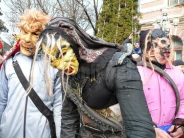Fălticenenii au ieșit în stradă pentru a serba trecerea dintre ani