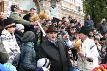 Fălticenenii au ieșit în stradă pentru a serba trecerea dintre ani