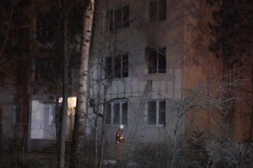 Incendiul a izbucnit, cel mai probabil, din cauza unui scurtcircuit produs la un cablu electric defect, cu improvizații