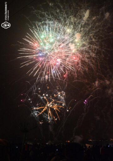 Peste 10.000 de suceveni au sărbătorit Revelionul în aer liber, cu muzică și focuri de artificii