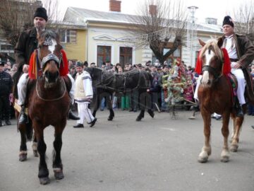 Fălticenenii au ieșit în stradă pentru a serba trecerea dintre ani