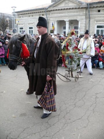 Fălticenenii au ieșit în stradă pentru a serba trecerea dintre ani