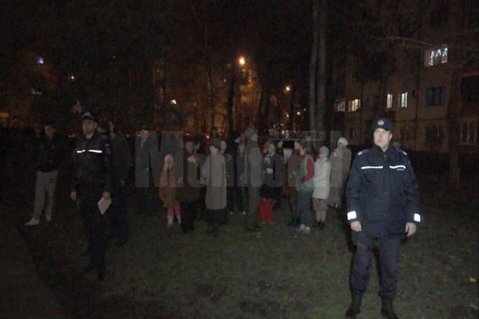 Incendiul a izbucnit, cel mai probabil, din cauza unui scurtcircuit produs la un cablu electric defect, cu improvizații